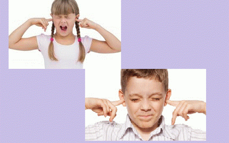 te veel lawaai  : jongen en meisje dekken met wijsvingers hun oren af